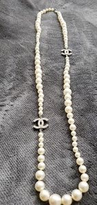 Chanel logo pearl necklace